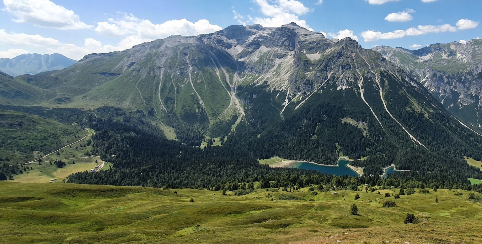 Steiner Alm am Fuße des Tribulauns oberhalb vom Obernberger See im Wipptal, Tirol.