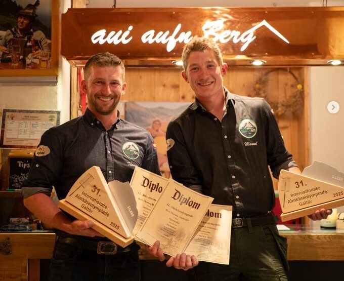Jury von der Internationalen Almkäseolympiade in Galtür hat Thomas Almberger und Manuel mit 1x Gold und 2x Sillber für die Käsesorten von ihrer Steineralm in Obernberg, Tirol ausgezeichnet